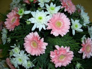 Gesteck rosa weiß (2)